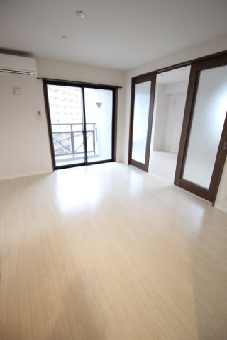 大阪市都島区都島南通１丁目の賃貸マンションの居間・リビング