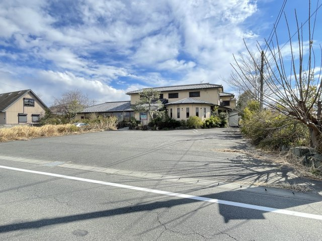 藤岡市下大塚　店舗併用住宅の前面道路含む現地写真