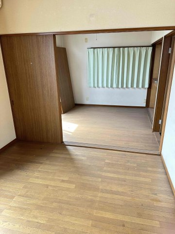 藤岡市下大塚　店舗併用住宅の洋室