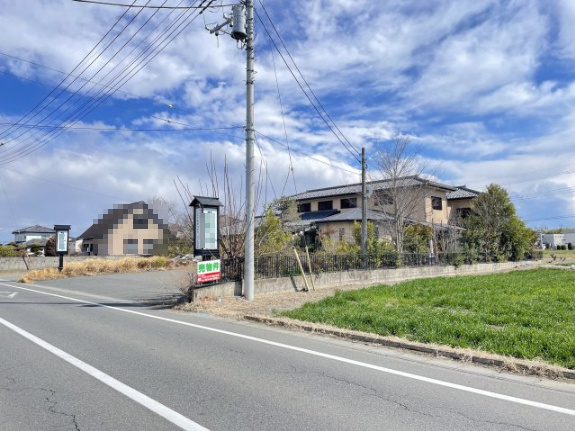 藤岡市下大塚　店舗併用住宅の前面道路含む現地写真
