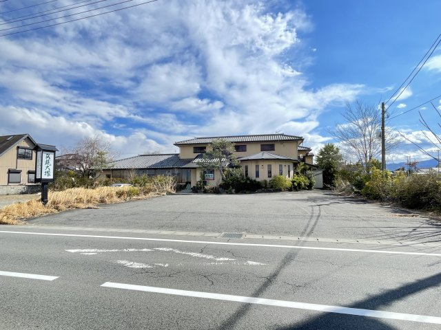 藤岡市下大塚　店舗併用住宅の前面道路含む現地写真