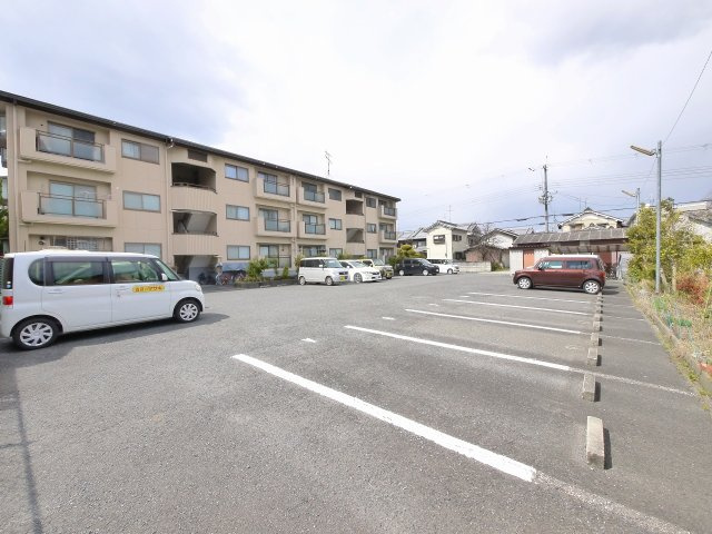 ロイヤルハイツしきの駐車場|駐車場があります