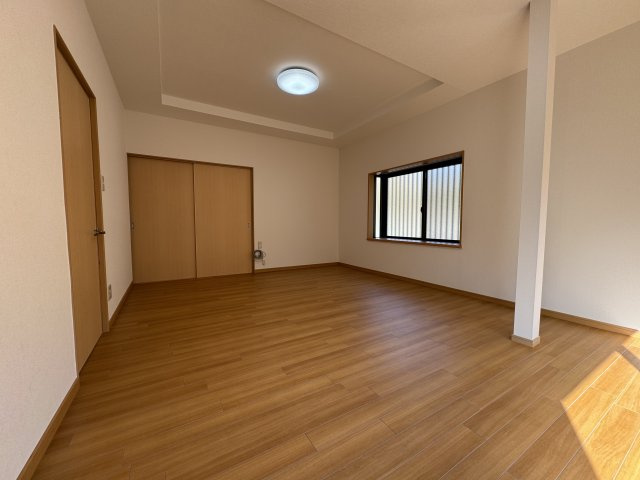 高知市神田の居間・リビング|南西側から撮影。奥のドアの向こうはキッチンです。