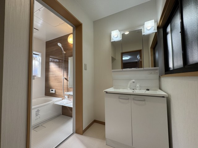 高知市神田の独立洗面台|三面鏡の独立洗面台