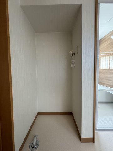 高知市神田のランドリースペース|浴室入口横に洗濯機置場があります
