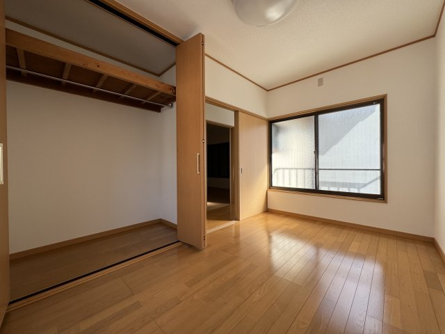 高知市神田の洋室|2階5帖洋室。クローゼットも広めです。