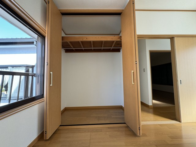 高知市神田の収納|2階5帖洋室のクローゼット。右のドアの向こうは階段のある廊下です。