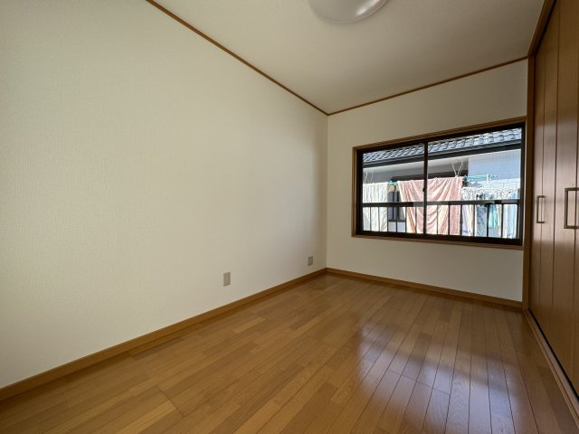 高知市神田の洋室|2階5帖洋室を階段側から撮影