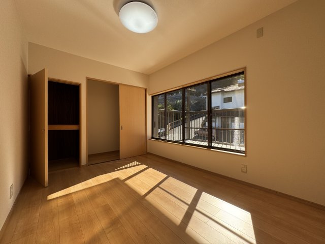 高知市神田の洋室|2階南側6帖洋室の収納