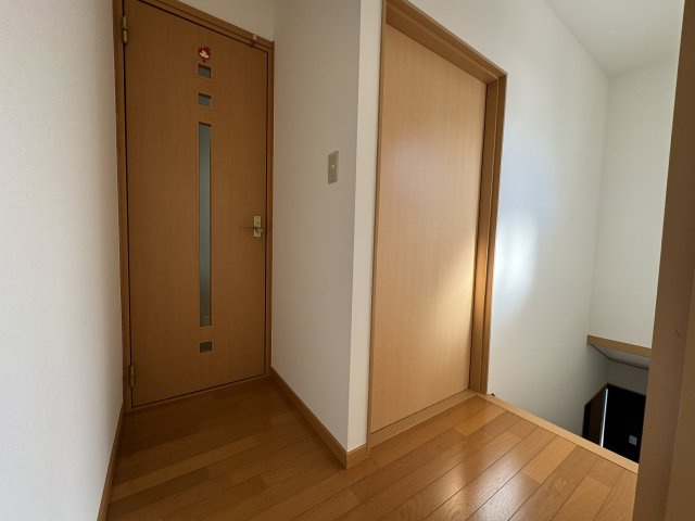 高知市神田のその他共用部分|2階廊下・左のドアが6帖北側洋室、正面引き戸が6帖南側洋室です。