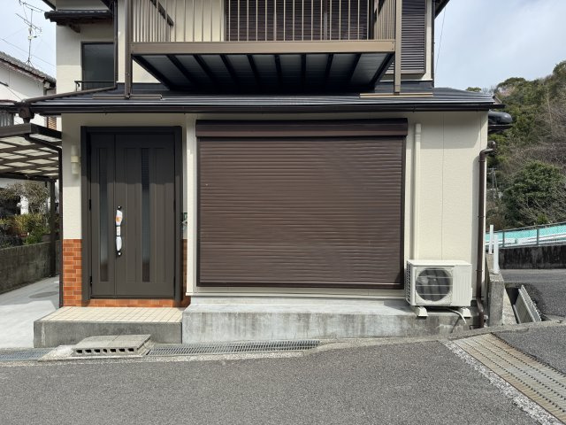 高知市神田の設備|玄関横にあるリビングはシャッターになっています。