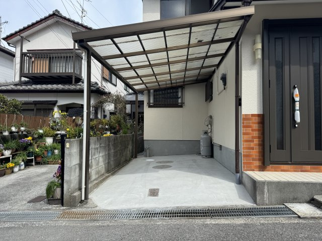 高知市神田の駐車場|カーポートのある駐車場は、小型車または軽自動車が駐車できます。（幅は約2.4m）
