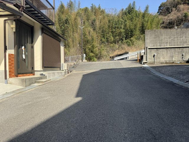 高知市神田の前面道路含む現地写真|南側道路（西側から東向きを撮影）
