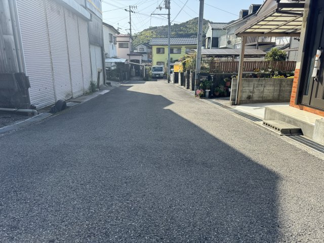 高知市神田の前面道路含む現地写真|南側道路（東側から西向きを撮影）