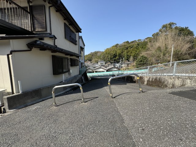 高知市神田の前面道路含む現地写真|東側の道路は車両の通り抜けはできません。