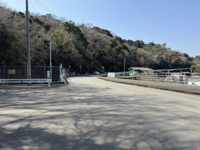 高知市神田のその他|【道案内②】本村交差点から約1500ｍ進むと、狭い道路から写真のように左手が広くなったところがあります。