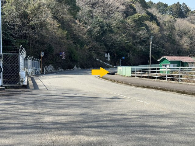 高知市神田のその他|【道案内③】この左手が広くなったところのすぐ先（→部分）を右折します（下り坂になっています）　※対向車に注意してください。