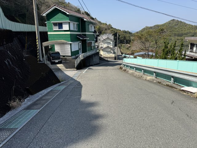 高知市神田のその他|【道案内④】曲がると、このような下り坂になっています。途中、墓地のある部分もどんどん下って行ってください。