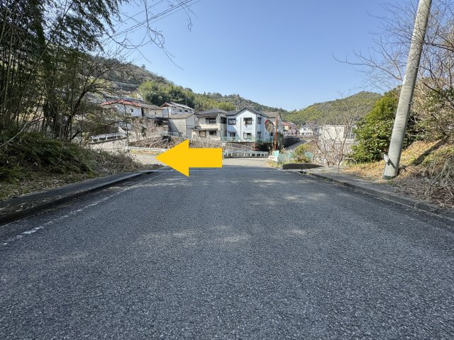 高知市神田のその他|【道案内⑤】下り坂から約650ｍ進んだところで、写真のような場所に出るので、ここを左折します。
