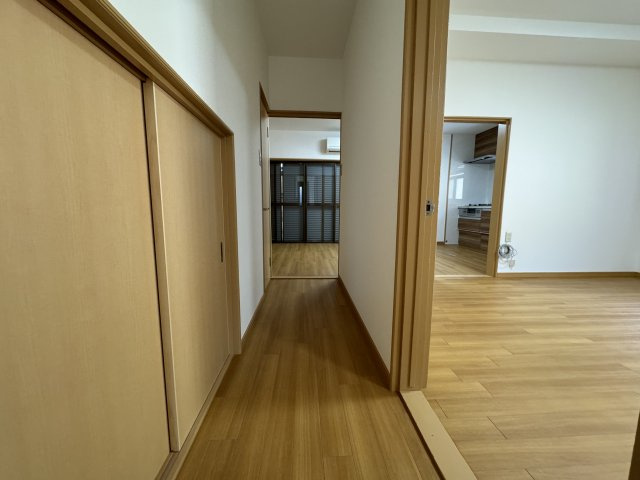 高知市神田の内装|玄関入ってすぐから撮影。正面がキッチン、右手がリビング、左が階段下収納です。