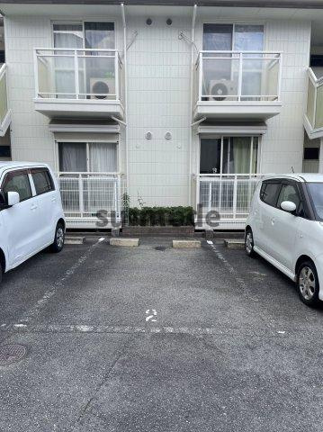 モンテサイドハイツB棟の駐車場