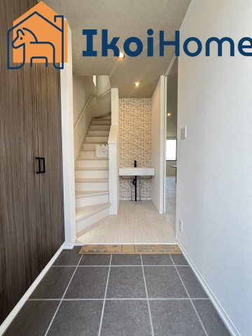 明石市東人丸町　新築戸建　C号地のエントランス|●年中無休：当日予約可●省エネ「断熱玄関ドア」。ピッキング対策ディンプルキーダブルロック。