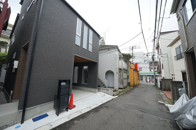 【保土ケ谷区常盤台282-106新築戸建て】★仲介手数料無料★（常盤台小学校・保土ヶ谷中学校）の前面道路含む現地写真