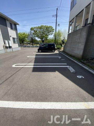 ヴィラ ラピスラズリの駐車場