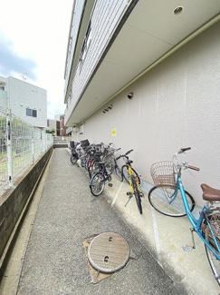 【その他共用部分】 | 屋根付きの駐輪場があるので雨が降っても安心です☆荷物が重いときに自転車があれば助かりますね！