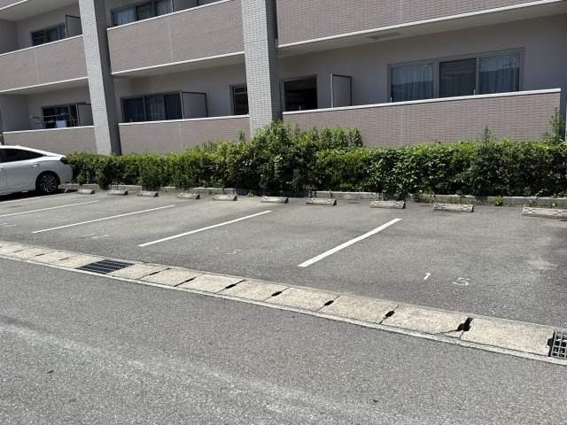 ルミエール野田の駐車場