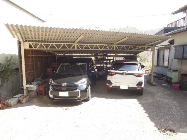 神島1売家の駐車場