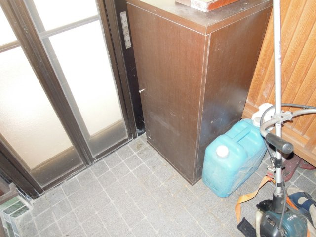 神島1売家の玄関