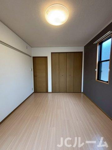 ロイヤルガーデン子安 Aの居間・リビング