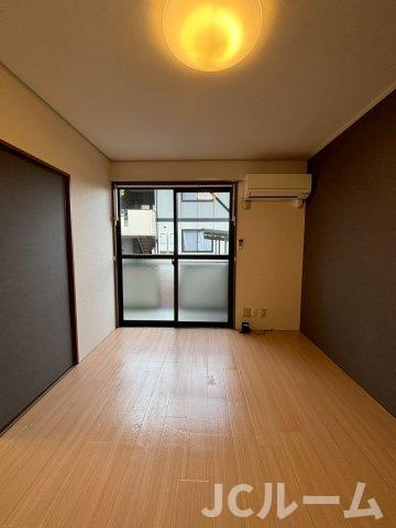 ロイヤルガーデン子安 Aの居間・リビング