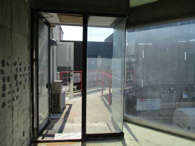 緑丘アクセスストリートのエントランス