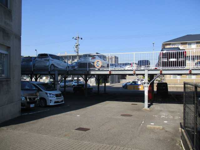 緑丘アクセスストリートの駐車場