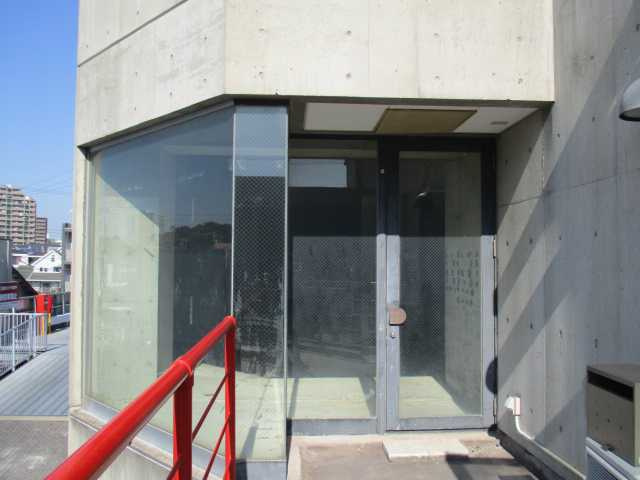 緑丘アクセスストリートのエントランス