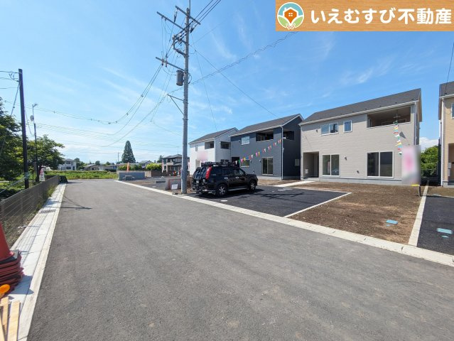 Cradle garden　寄居町用土第3の前面道路含む現地写真|安心の広々6ｍ前面道路
6ｍの前面道路はお車の駐車が楽々！すれ違える広さが確保されています♪