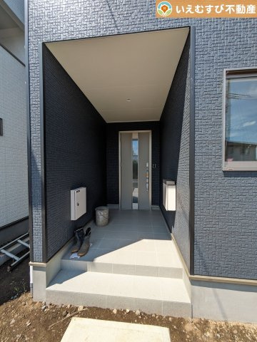 Cradle garden　寄居町用土第3のエントランス|雨が防げる広々エントランス
駐車場からアクセスの良いエントランス。雨の日や荷物が多くても安心の動線♪