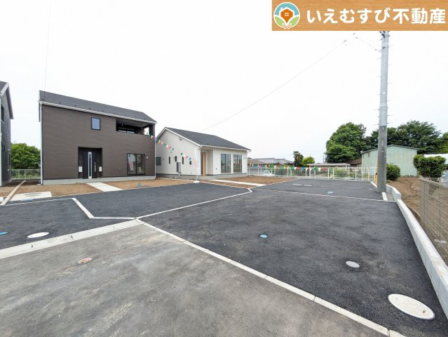 Cradle garden　寄居町用土第3の前面道路含む現地写真|安心の広々6ｍ前面道路
6ｍの前面道路はお車の駐車が楽々！すれ違える広さが確保されています♪