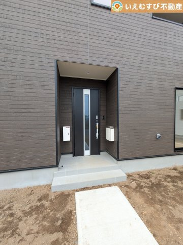 Cradle garden　寄居町用土第3のエントランス|落ち着いた色づかいのエントランス
駐車場からアクセスの良いエントランス。雨の日や荷物が多くても安心の動線♪