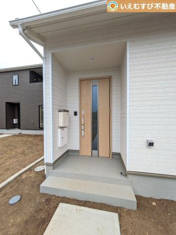Cradle garden　寄居町用土第3のエントランス|落ち着いた色づかいのエントランス
駐車場からアクセスの良いエントランス。雨の日や荷物が多くても安心の動線♪