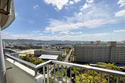 【展望】 | 向島ニュータウン第2街区D棟 | 南側は公園《向島中央公園》になっており建物がなくスッキリとしているのでバルコニーからの眺望が良好です（＾◇＾）