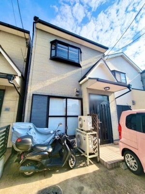 【外観】 | 東大阪市中石切町３丁目中古戸建 | 新石切駅から徒歩16分、日々のお買い物に便利な立地にあるオール電化住宅です。屋根裏には広々とした収納スペースがあり、カースペースには最大2台駐車可能です。