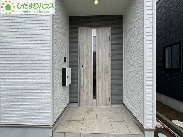 上尾市浅間台　1期　新築戸建　アーバンスタイル03のエントランス|ポーチがあるので雨の日の宅配荷物の受け取りもラクラクです☆彡