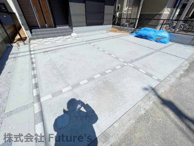 三郷市高州1丁目　新築戸建　全1棟の駐車場|カースペース並列3台可能（車種による）