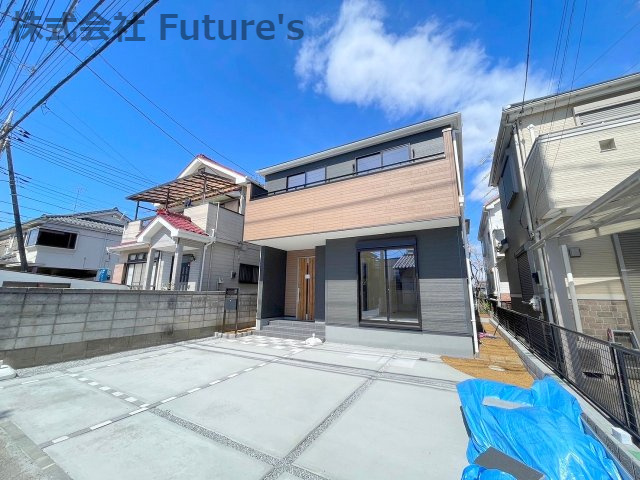 三郷市高州1丁目　新築戸建　全1棟の外観|南面道路で日当たり良好！並列駐車3台可能（車種による）な邸宅です！！