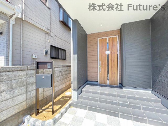 三郷市高州1丁目　新築戸建　全1棟のエントランス|オシャレな玄関アプローチです
