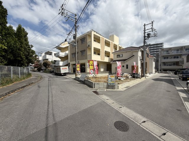 那覇市仲井真（全8棟）1・3・4号棟の前面道路含む現地写真|※南西側中央位置指定道路4m♪　※北側公道6.1m♪