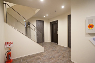 【その他共用部分】 | Grigio TODA | エントランスホール内です。ガラス手摺の仕様で高級感ある設えとなっています